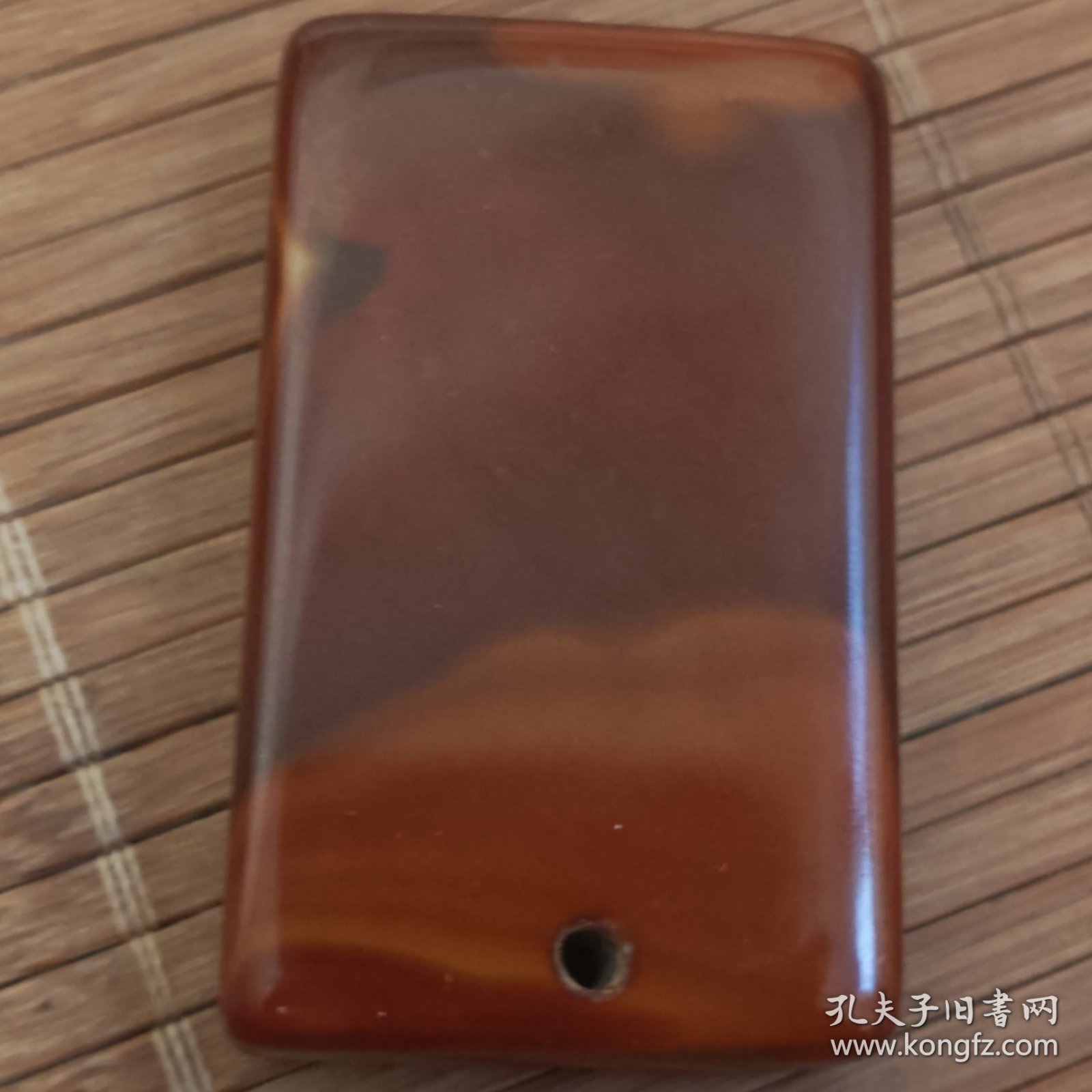 天然玛瑙狐狸头牌饰图案一块放漏出