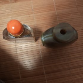 两个鼻烟壶合售放漏出一个大玛瑙一个内画瓶