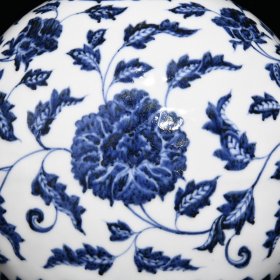 瓷器 明青花缠枝花卉纹扁瓶，高26.5厘米直径23厘米