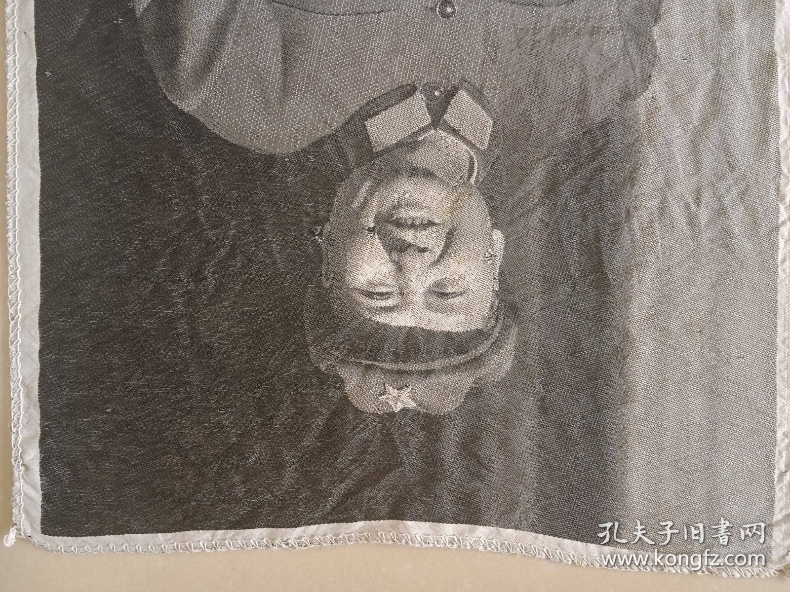 针织教员像 35.5×27 底部边沿有红染色 画片有几处小勾洞见图六（冲光可见清楚小勾孔）