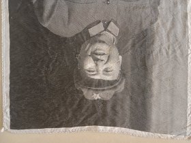 针织教员像 35.5×27 底部边沿有红染色 画片有几处小勾洞见图六(冲光可见清楚小勾孔)