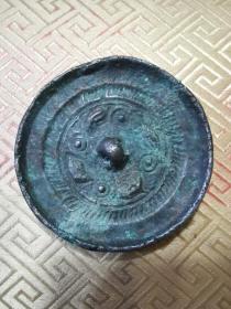 古代青铜镜，汉代青铜镜，汉代“铭文”青铜镜，极其难得，沁色自然，包浆醇厚，不多见了，鬼斧神工，技艺精湛，直径6厘米，