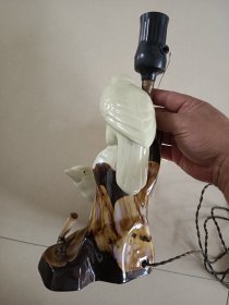 老瓷鸟台灯 瓷身完整正常使用 底座两个笔的插帽缺失一个 开关拉绳后配的 高30底座13×9