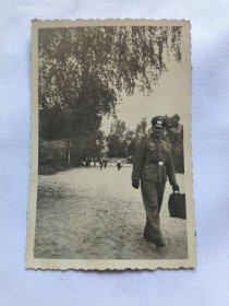 拎包的德军军官照片 二战老照片 二战德军照片 照片长9厘米，宽6厘米