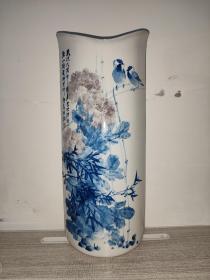 庄助民，河北省二级工艺美术大师，河北省陶瓷艺术大师。 56年生于河北省唐山市，轻工美术专业毕业。大专学历，工艺美术师职称，中国陶瓷工业协会会员，从事陶瓷设计开发工作44年，擅长用雕金，釉上彩釉下彩装饰，作品曾获省部级多种奖项