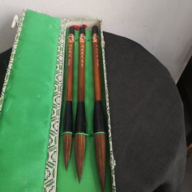 老毛笔（湖笔狼毫，三支合售）杆长18.5，出峰分别为:6.5厘米、5.5厘米、4.5厘米，品质好