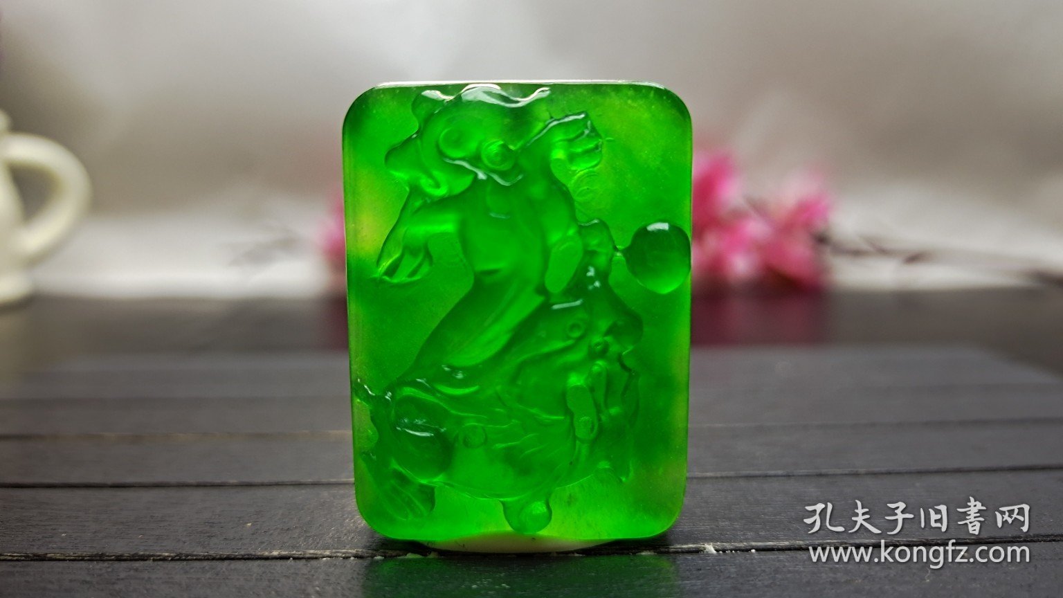 顶级龙石种帝王绿翡翠挂件，整料雕刻，水头超好，超级完美，38.8克