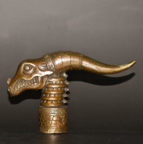 早期收藏 纯铜鳄鱼拐杖头摆件 做工精细 品相如图 尺寸：头长8厘米 宽4厘米 高11厘米 口径 内径3.2厘米 外径4厘米 重508克左右