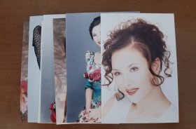 卢秀梅（著名女高音歌唱家、中国十大民族歌唱家之一，代表作《春天在哪里》《南湖颂》《想亲亲》《看秧歌》等，丈夫央视著名导演赵安）艺术照一组7张，两张有亲笔签名。存放位置2-2-1