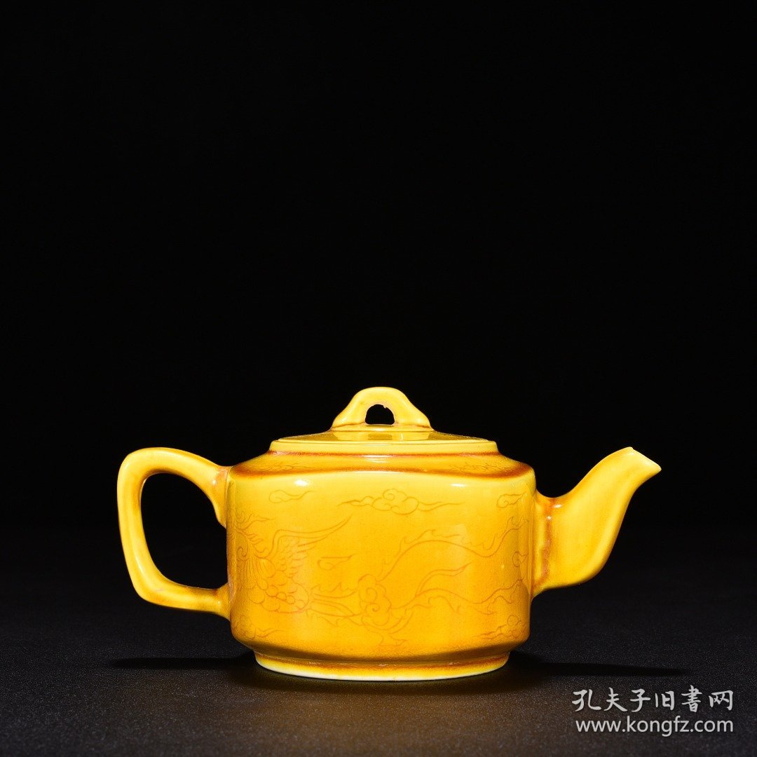 明弘治娇黄釉刻凤纹方壶 高8.5厘米 宽15厘米