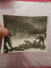 雪地玩闹，老照片相片像片