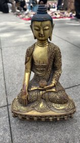 紫铜鎏金，释迦摩尼佛造像一尊，开脸慈祥，笑容满面，合模线清晰，合模后手工篆刻，大尺寸，分量重，详细看图