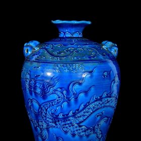 明永乐孔雀蓝釉雕刻龙纹兽头梅瓶；35x18厘米