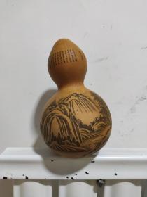 九十年代甘肃阮氏烙画葫芦，唐诗绝句七首，可能是中国工艺美术大师阮文辉的早期作品 阮文辉（1934年-2021年1月24日），中国工艺美术大师、阮氏雕刻艺术第二代传人。曾任甘肃省工艺美术学会副理事长，甘肃美学研究会理事，兰州民间工艺美术协会会长等职。，龙头没有了，肚肌眼有窟窿