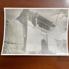河北蔚县古堡老照片，原片，1张。拍摄时间约为上世纪80年代。照片背面有黑色钢笔批注“水东堡，堡门”