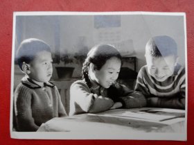 《老照片》～表情丰富富有感染力的男女小孩在看画报