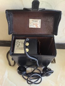 七十年代天津市邮政手摇电话机。1971年生产。天津邮电器材二厂生产。邮电局生产的电话十分稀少。收藏价值极高。大尺寸十分重实的机型。机芯品相极好。
