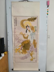 教授（画家）。中央国家机关美术家协会会员，中国民族画院特聘画家，中华国礼画家，中华名人协会会员，黑龙江省美术家协会会员，中国建设部文化艺术协会理事，中国美术名家联合会常务理事，中国佛教艺术研究院秘书长，世界华人书画家协会北京分会主席，北京世华书画院院长。【邵天榕，字琨婷；人物画作品“南无观世音菩萨”一幅8平尺】绢本原装原裱立轴！保真出售！