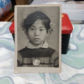 1966年12月26日毛主席诞辰日佩大号毛主席像章女孩老照片