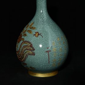宋汝窑青龙寺御制款沥粉刻字描金凤纹直颈瓶，高26.5×15.5厘米