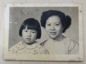 老照片：1954年母女合照二妹送姐姐留念。按图发货！严者勿拍！