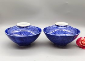 日本明治时期，青花盖碗一对，宝蓝釉色，内壁满工菊花纹饰，胎质细腻，釉色漂亮。碗高7厘米，口径11.5厘米，碗盖有款。老物件保存完好，适合收藏或使用。
