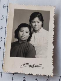 50-70年代两粗辫子美女合影照片