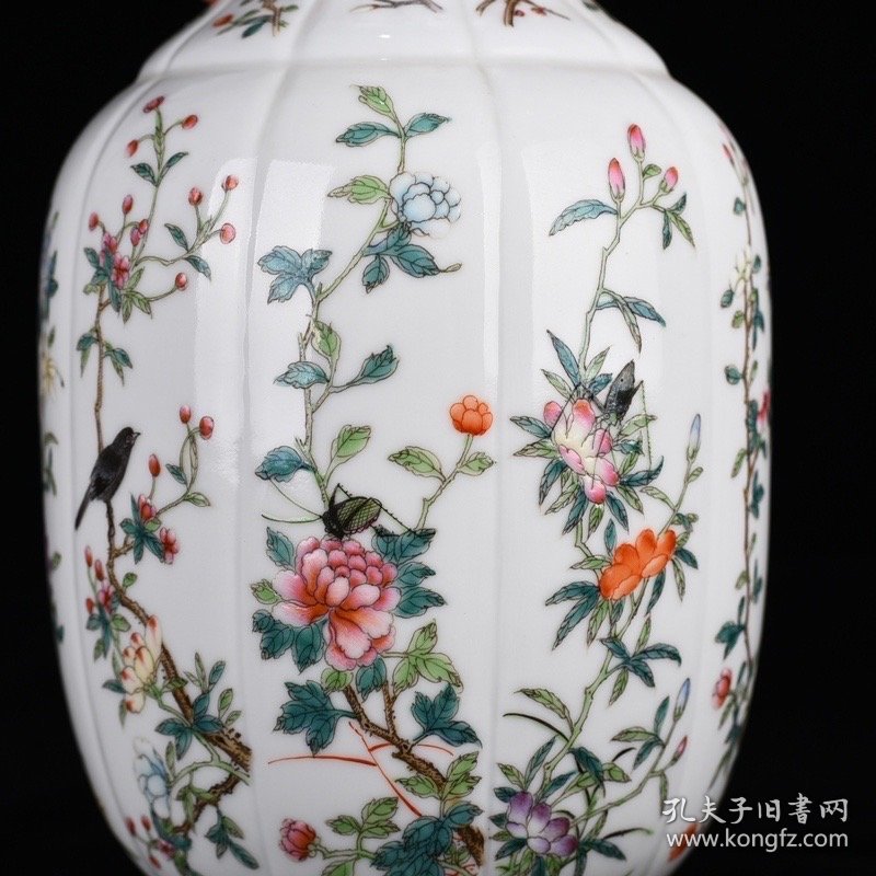 乾隆粉彩花卉草虫纹双耳瓶 38*21