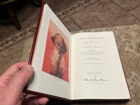 《安娜·卡列尼娜》Anna Karenina 托尔斯泰 Tolstoy 的长篇小说。贵妇安娜与军官渥伦斯基邂逅相爱，她不顾舆论束缚与之相伴，却因爱情变质和社会压力最终卧轨自尽；贵族列文追求精神道德，在爱情挫折与农事改革困境中，于家庭和土地劳作里寻得内心安宁…这部作品是世界文学经典，影响深远，以其深邃思想、高超技巧和广阔视野为人道。Easton 出版社真皮限量收藏版，早期精品。