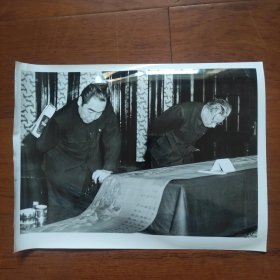 超大尺寸：1952年，刘少奇和周恩来在北京观看古画展览（20号）