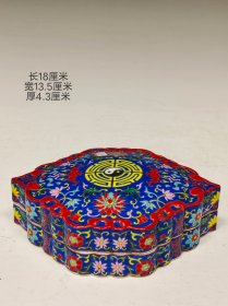 美品.款识“乾隆御制”精工细作满工官窑珐琅彩八卦缠枝花卉纹菱形胭脂盒。