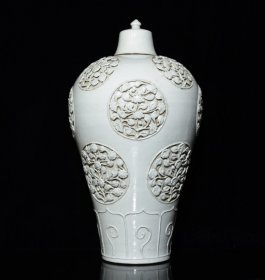 元甜白釉捏花梅瓶，高47.5×26厘米