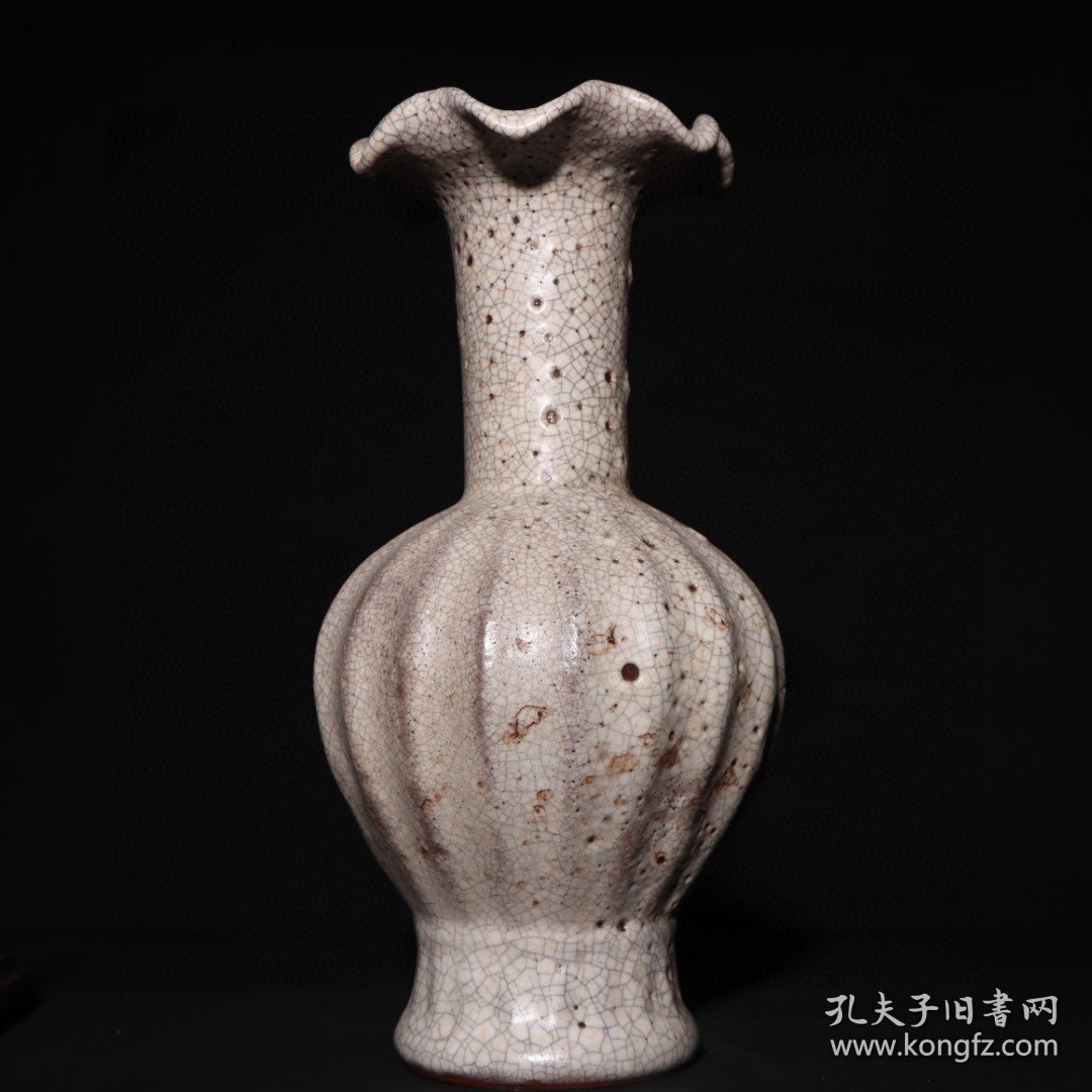 旧藏宋代哥窑花口瓶高36.8cm.宽18cm