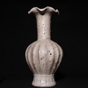 旧藏宋代哥窑花口瓶高36.8cm.宽18cm