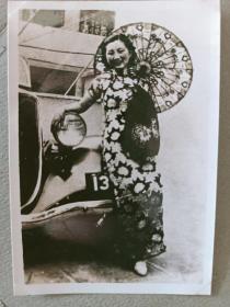 民国时期旗袍女郎 撑着油纸伞 老爷车
原版老照片