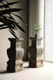 清代雕花宝瓶型青石雕门柱石一对 38见方，高97厘米