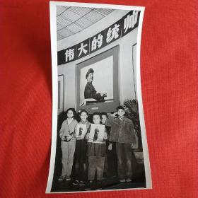 在京外国朋友参观"毛主席是我们心中的红太阳"影展照片
