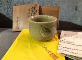 【茶事雅器0418】日本购回 已故濑户烧巨匠大江文象作鹑绘草花茶杯，主人杯，品茗杯，功夫茶杯，酒杯。全新有陶历，供布和供箱。底部“文象”刻款。尺寸直径6.2cm，高4.7cm。手工拉坯器型工整，釉水凝润通透，色泽朴素典雅，满身细密冰裂开片，手工刻绘鹌鹑花草纹饰，施以釉彩，形象栩栩如生，惟妙惟肖，彰显大师深厚技法功底。