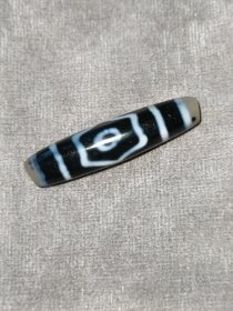 藏传措思三眼天珠，手工打磨，不正圆，皮壳油润，包浆厚重，看图。