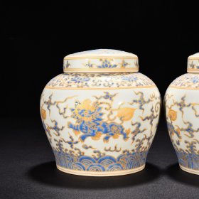 明成化蓝彩描金飞象纹夜光罐（萬贵妃铭文） 高14.8厘米 宽15厘米