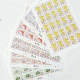 香港玩具邮票小版张。6张小版。每版25张。香港邮政以香港玩具为题，介绍6款流行于1940年至60年代的玩具。此套邮票已被香港历史博物馆收藏。这些玩具以不同形式仍在内陆十分流行。