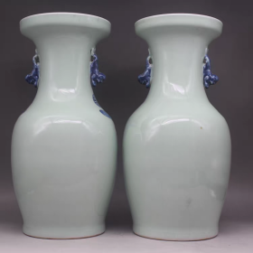 清青花博古纹双耳瓶一对