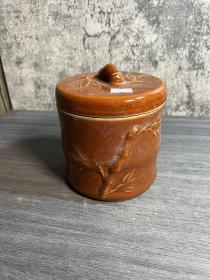 80年代左右，酱釉竹节盖罐一只。