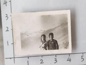 俩美女中国人民解放军佩戴毛主席像章手戴红卫兵袖套雪山下?合影照片