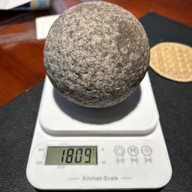 中古石球摆件 ，尺寸略大，小年份，已盘出包浆，直径宽约11厘米，实心材质，为青石或花岗岩，总重三斤六，有岁月痕迹。石来运转，作为书房台面摆件，非常实用。细节如图，换藏低价出。