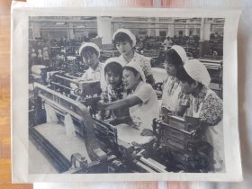 纺织女工传帮带大幅黑白照片，南通二棉