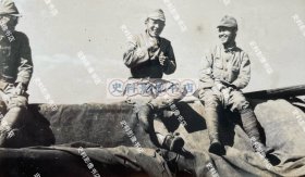 1940年代早期 日汪“清乡运动”期间 华东地区南京周边地带江边船上警备的日军第15师团士兵 原版老照片一枚（1941年8月，日军第15师团参加华东地区南京周边地带的“扫荡”和“清乡”作战，9月初，日伪军在结束对苏南的苏常太抗日根据地的第一期“清乡”后，转向澄锡虞抗日根据地进行第二次清乡，1942年春，对京沪路以北的澄西地区实施第三期“清乡”。）