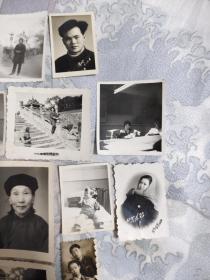 一家人的老照片，从五十年代到八十年代不等，大小都有，旅游风景照片，陪伴家人照片，苏州狮子林留念，沈阳北陵照片，哈尔滨火车站等等！