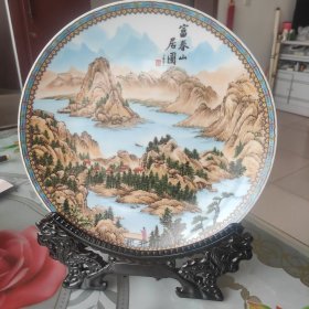90年代富舂山居图精美瓷大瓷盘，本盘底款 大清乾隆年制，观赏和收藏品，名人作画，带精美漂亮支架一个。