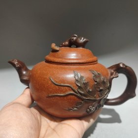 品名：松鼠葡萄壶 底款：蒋蓉 尺寸：18/12cm.. 容量：380cc 泥料：原矿黄段砂